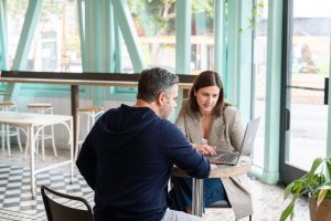 Comment se lancer dans l&rsquo;entrepreneuriat en ligne : opportunités et défis